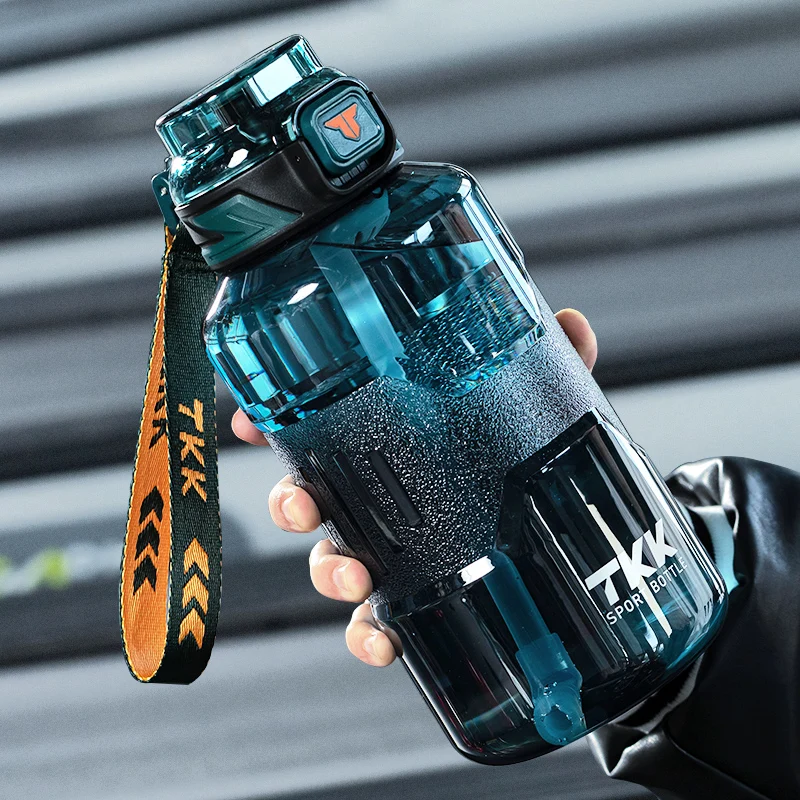 Sports Equipment For Boys - Große Sport-Trinkflasche für Jungen mit Strohhalm